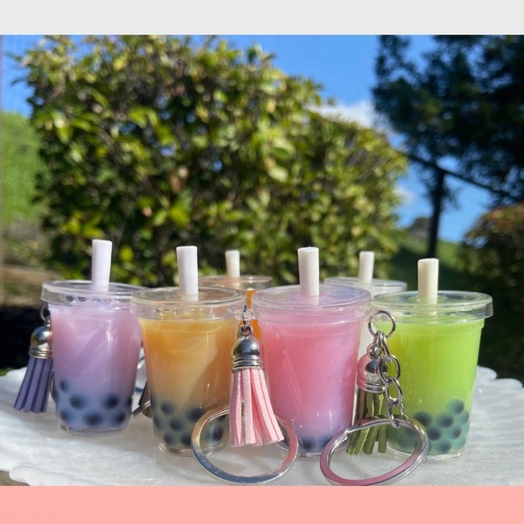 Liquid Moving Bobs Milk Tea Keychain - Picture 4 of 6